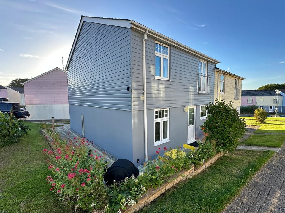 Property building, Neighbourhood, Garden, Garden view, Street view