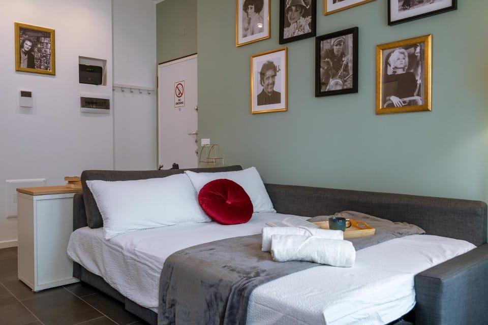 Bed, Living room