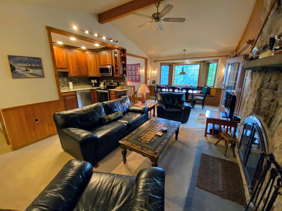 FC9 Renovated Bretton Woods slopeside condo with 2 living rooms foosball air hockey House in Carroll