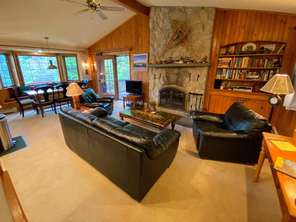 FC9 Renovated Bretton Woods slopeside condo with 2 living rooms foosball air hockey House in Carroll