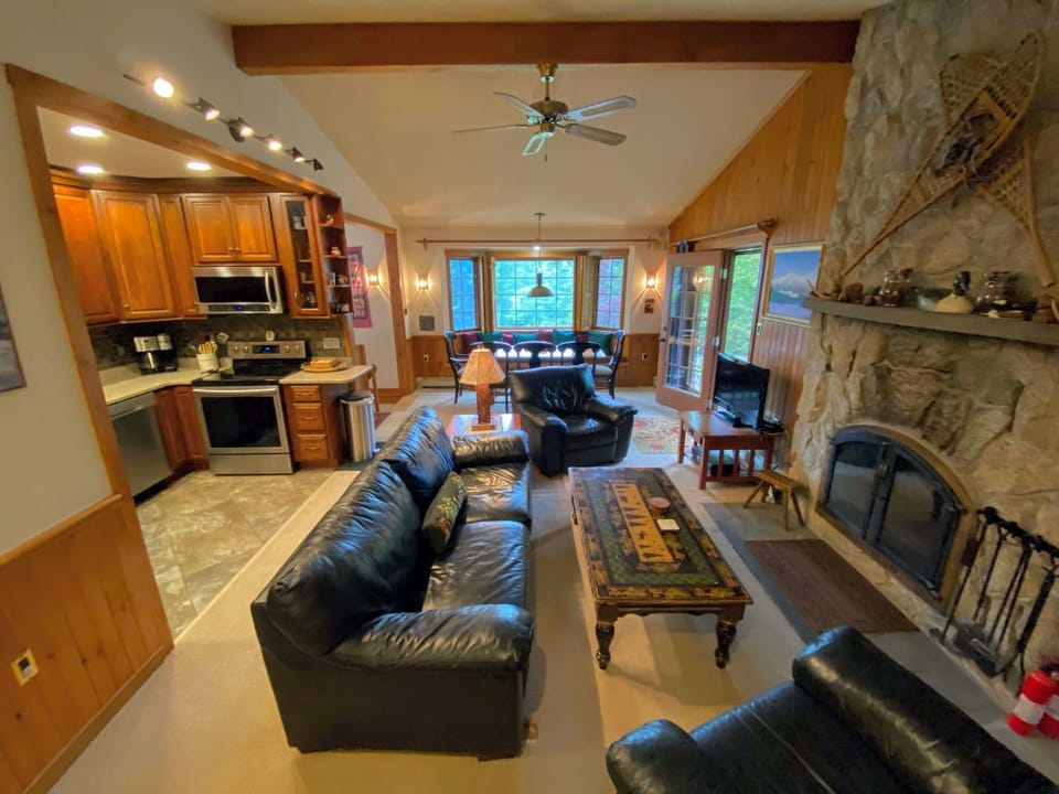 FC9 Renovated Bretton Woods slopeside condo with 2 living rooms foosball air hockey House in Carroll