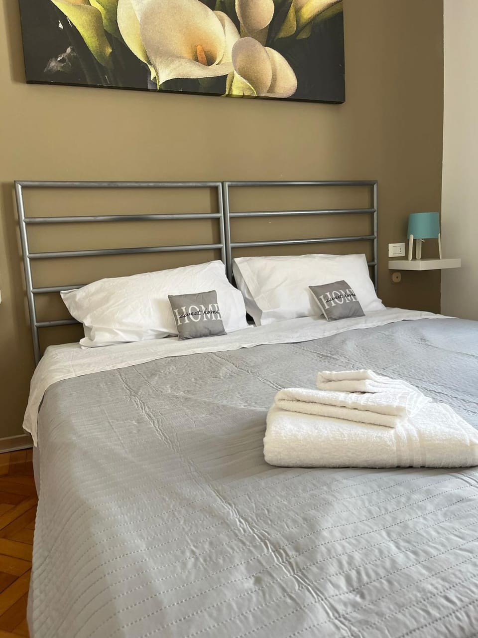 Bed, Photo of the whole room, Bedroom, towels