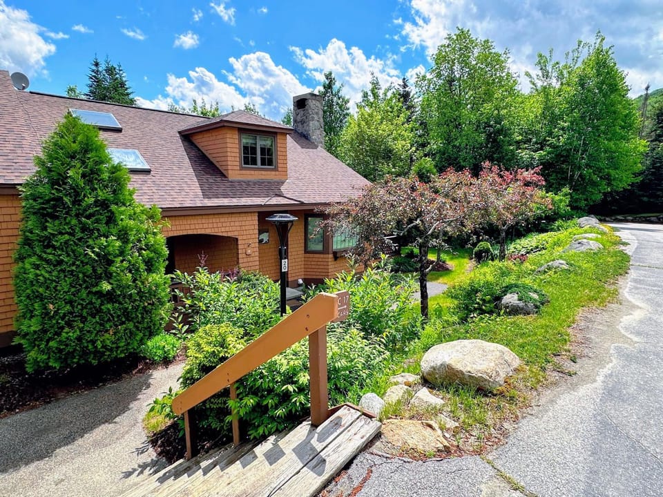 FC17 Stylishly renovated Forest Cottage walk to ski trails wifi cable ping pong AC House in Carroll