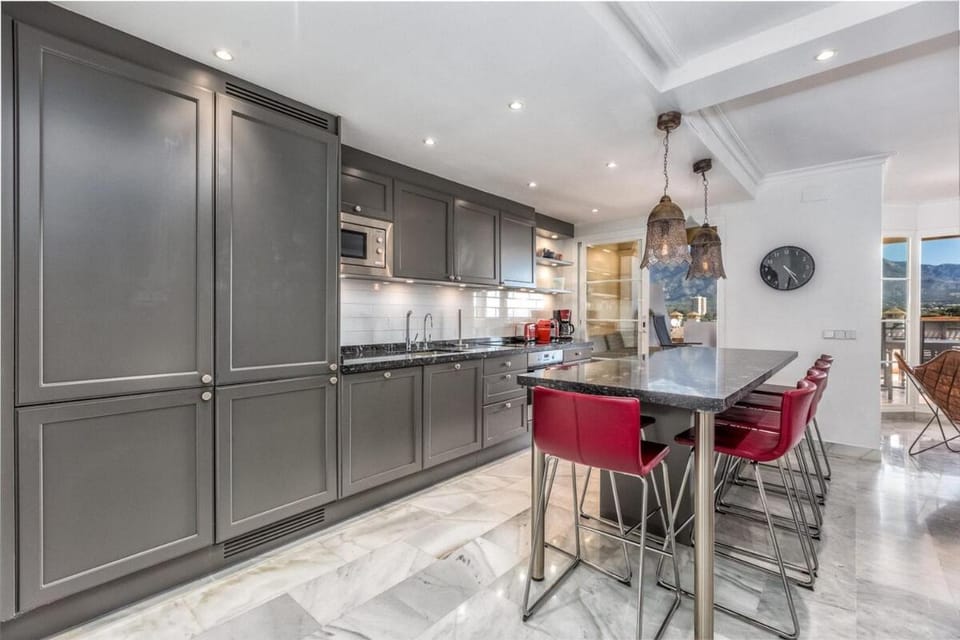 Kitchen or kitchenette, Dining area