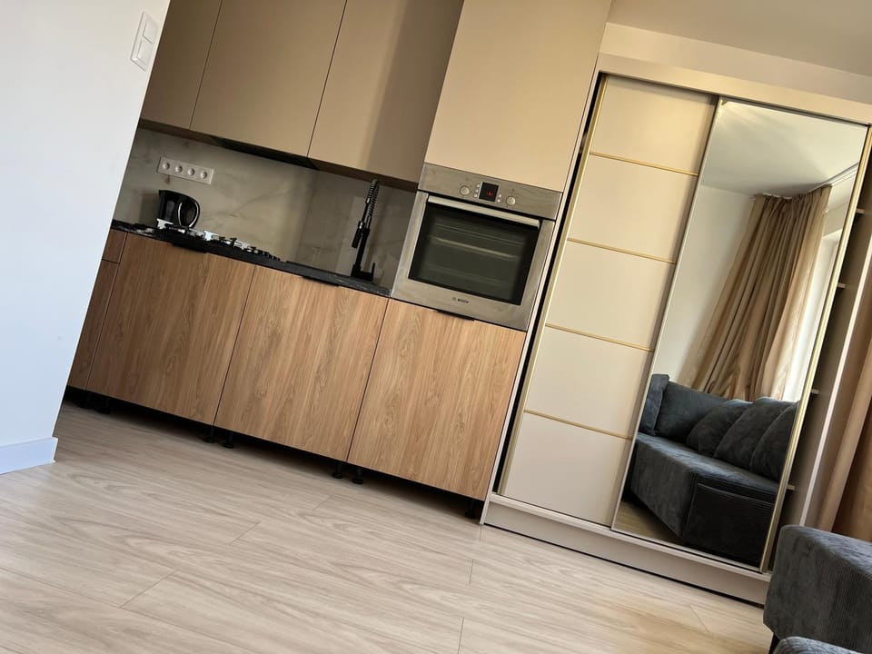 Studio apartment&Airport- free WiFi - Netflix - close by Chopin Airport Apartment in Warsaw