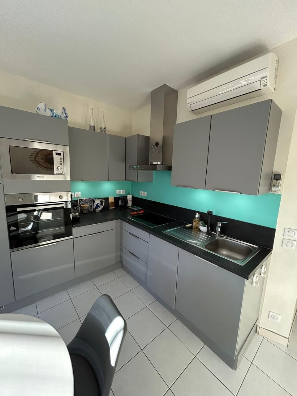Kitchen or kitchenette, dishwasher, oven