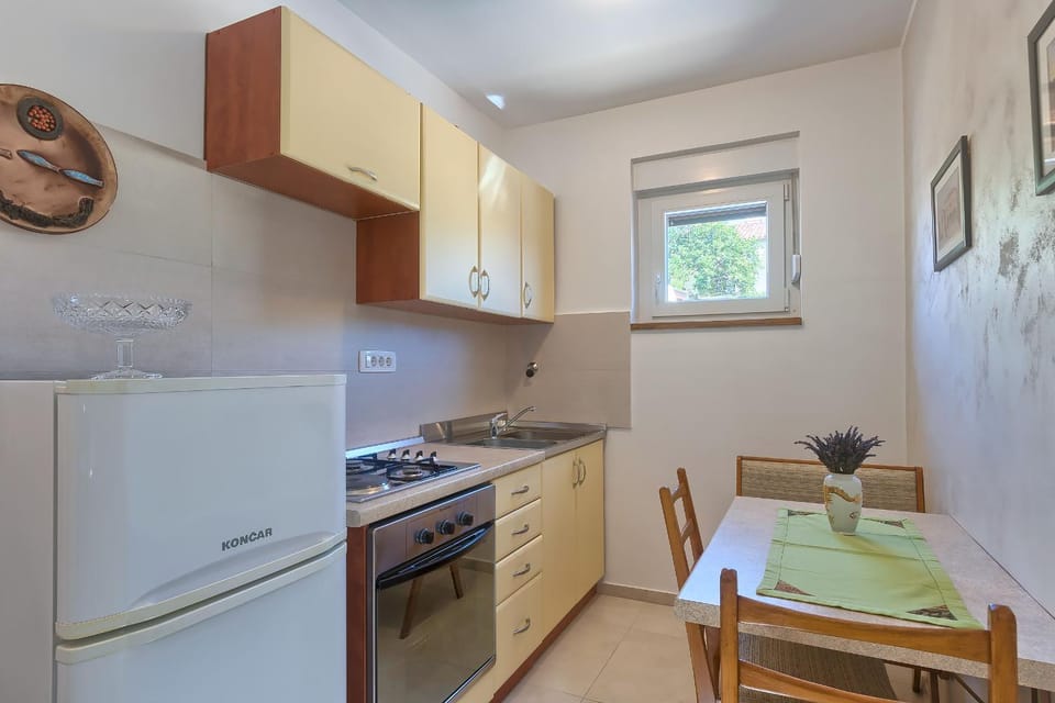 Kitchen or kitchenette, Dining area, pet friendly
