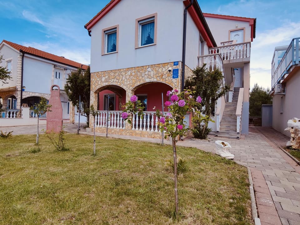 Property building, Day, Garden, Garden view
