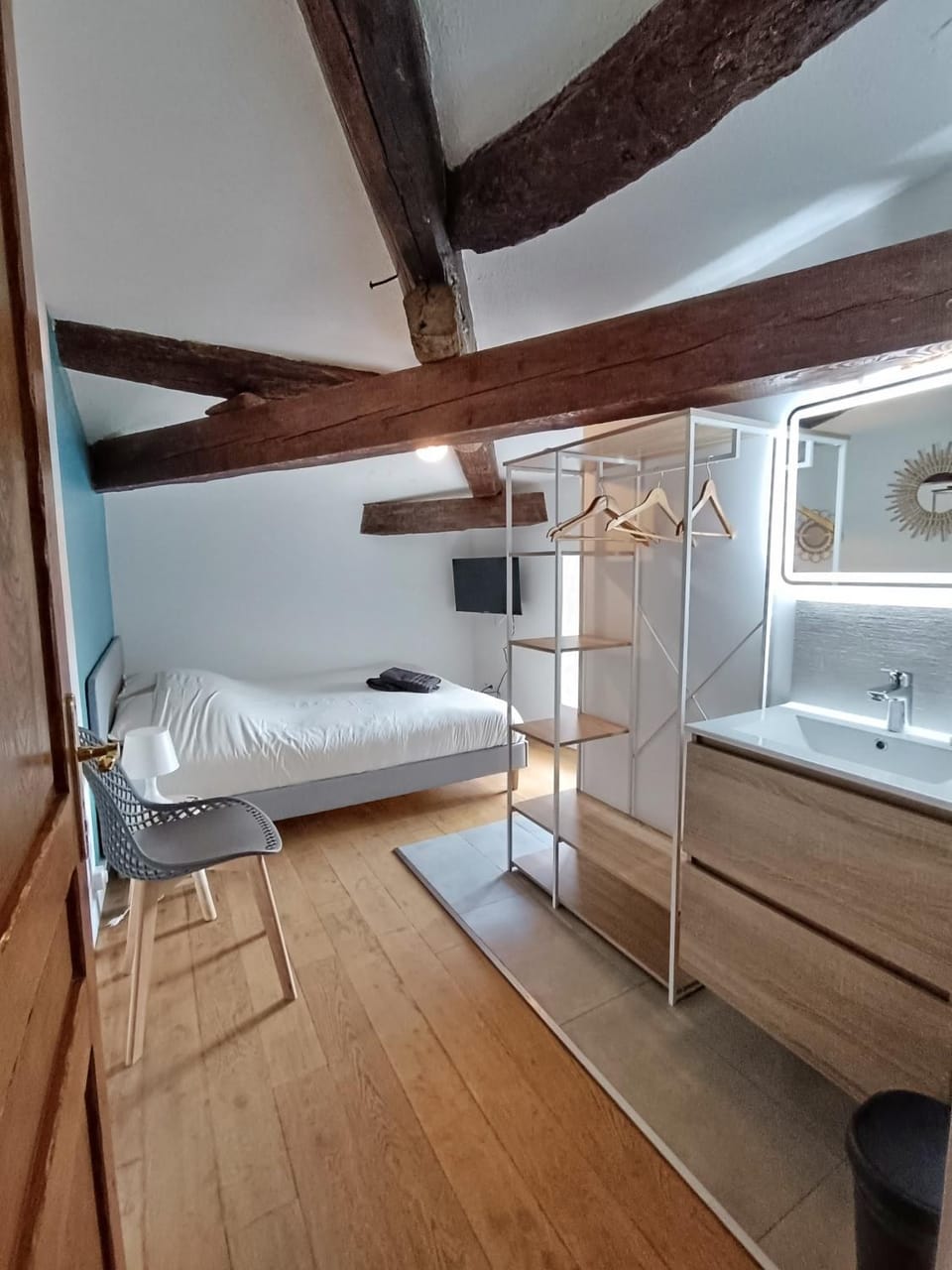 Photo of the whole room