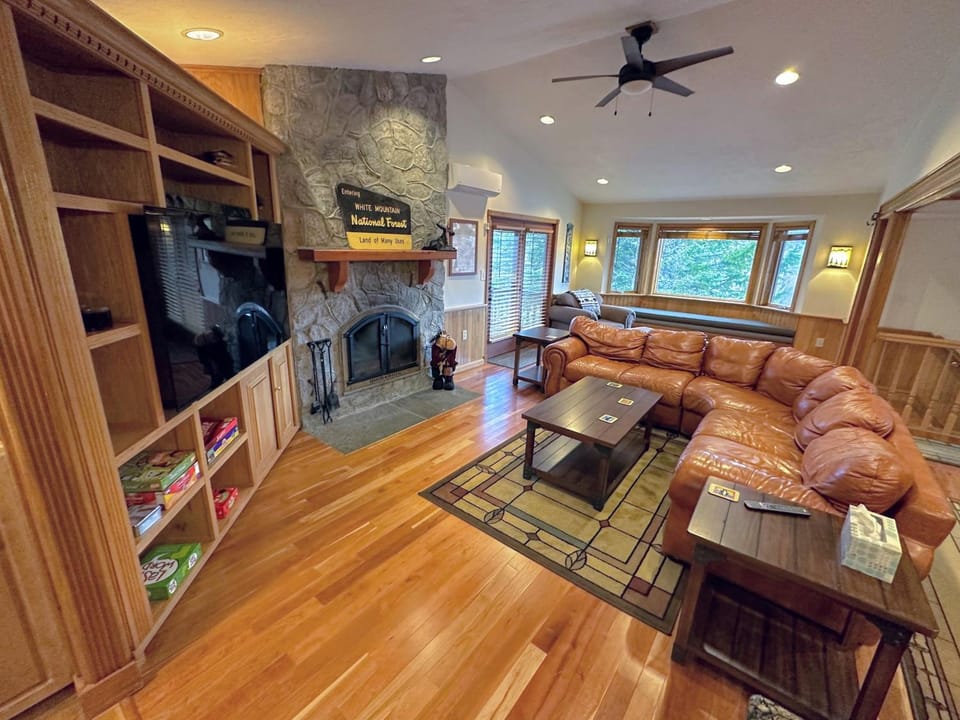 FC43 Renovated cozy spacious cottage with AC air hockey wifi close to ski trails House in Carroll