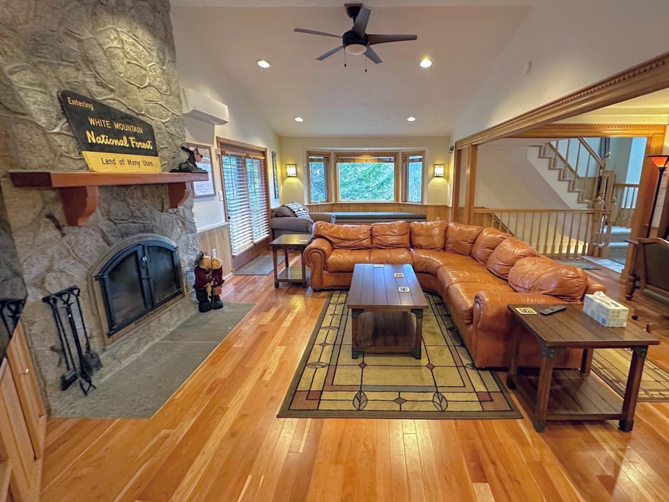 FC43 Renovated cozy spacious cottage with AC air hockey wifi close to ski trails House in Carroll