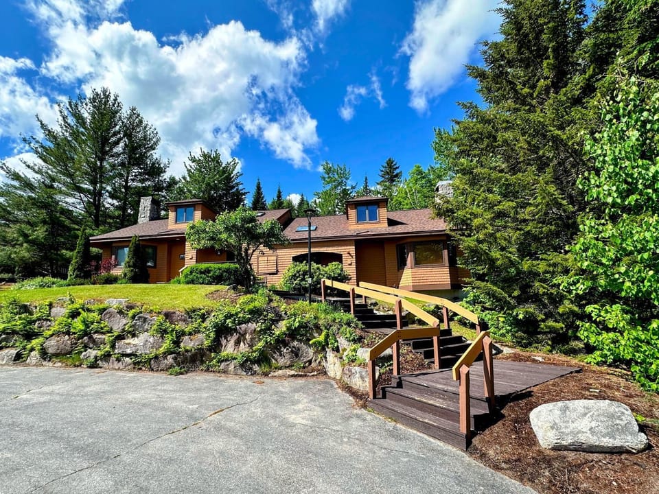 FC43 Renovated cozy spacious cottage with AC air hockey wifi close to ski trails House in Carroll