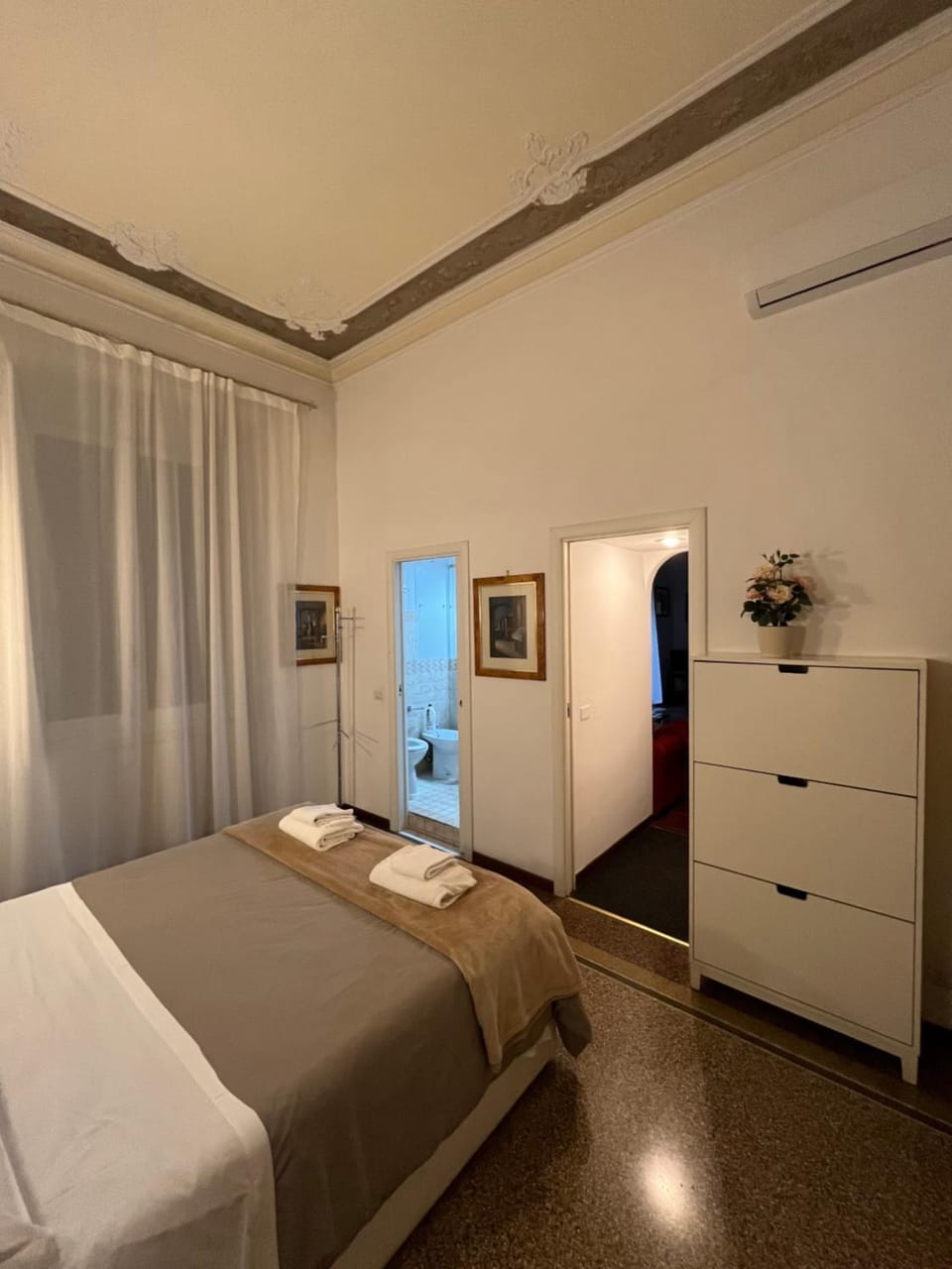Photo of the whole room, Bedroom