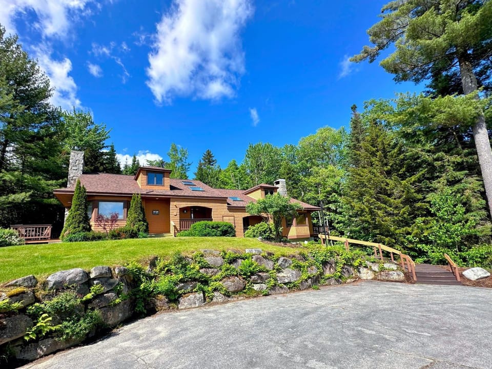 FC44 Renovated 3bed 3bath Forest Cottage AC views yard fast wifi Walk to skiing House in Carroll