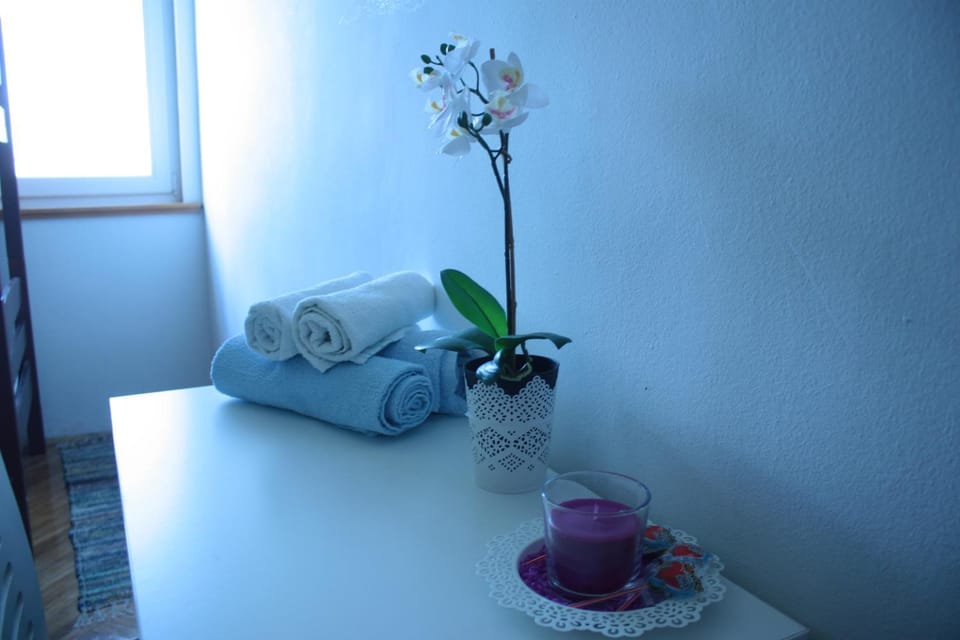 Photo of the whole room, Decorative detail