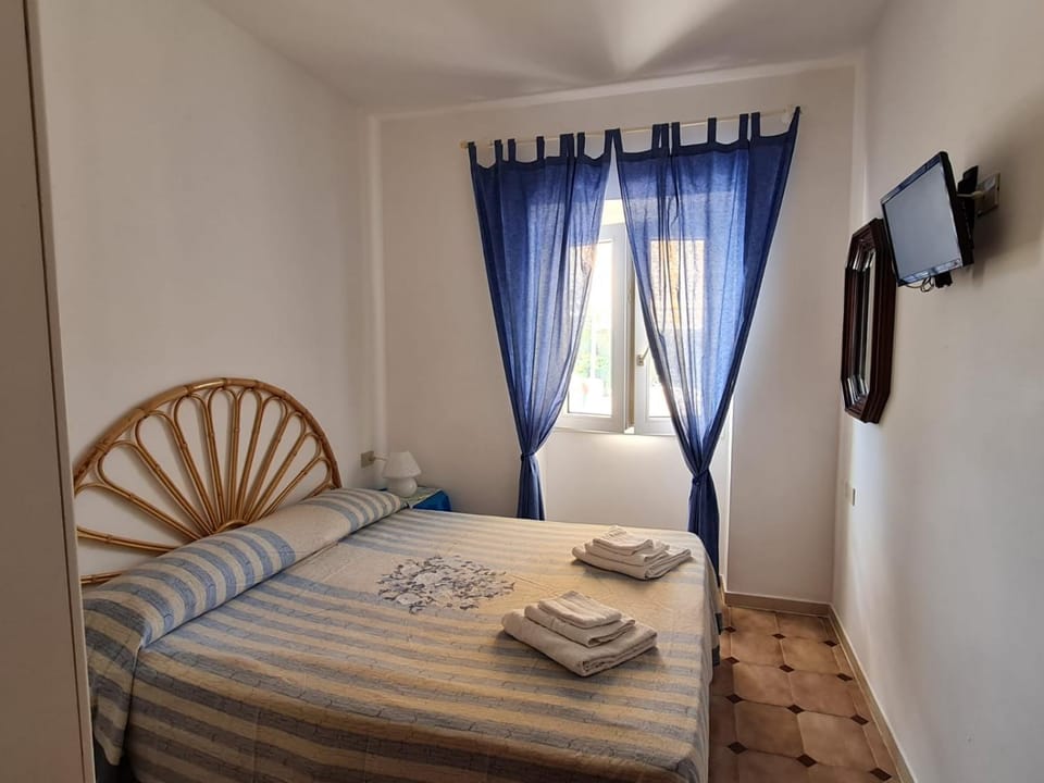 Bed, TV and multimedia, Bedroom, towels