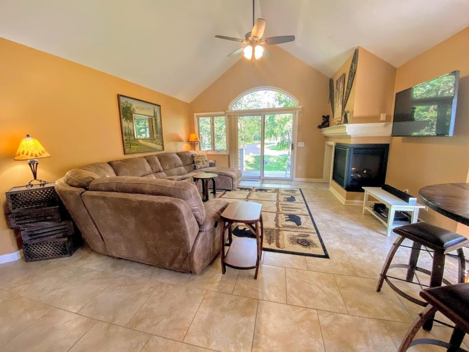 FV49 Wow Stunning single level home next to golf course and Mt Washington Hotel House in Bretton Woods