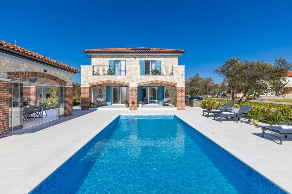 Property building, Patio, Day, Seating area, Pool view, Swimming pool, Swimming pool, sunbed