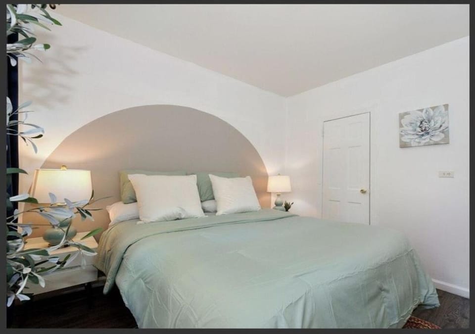 Four Bedroom Prime Furnished Rental, June To Aug 90 Days Stay Required Apartment in Midtown