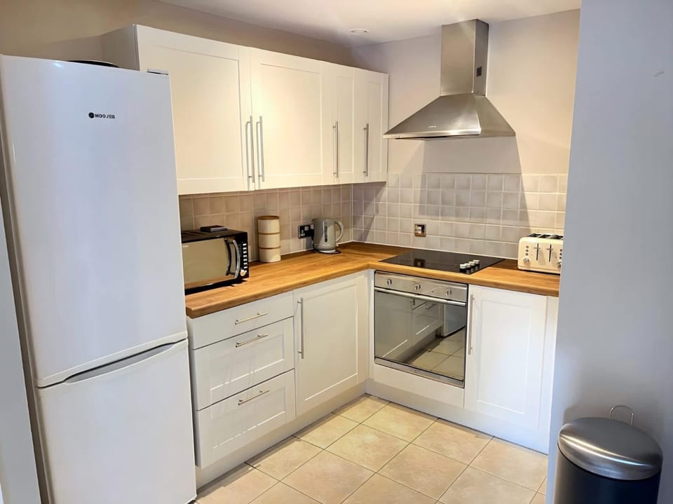 Coffee/tea facilities, Kitchen or kitchenette, dishwasher, oven, stove, toaster