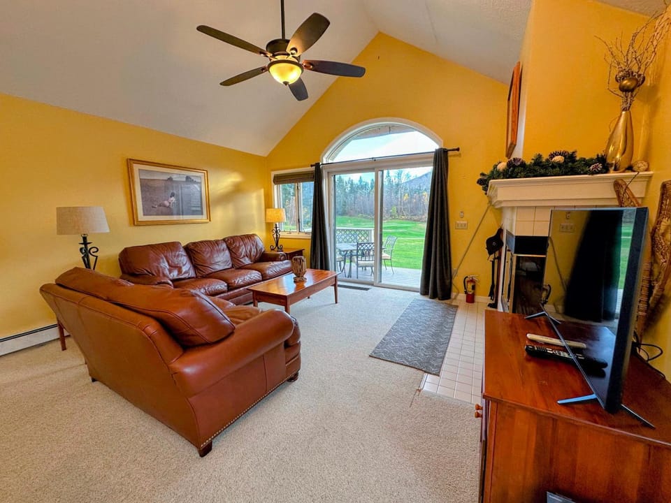 FV36 Sunny and homey Fairway Village Townhome right on the Mount Washington Hotel golf course AC House in Bretton Woods
