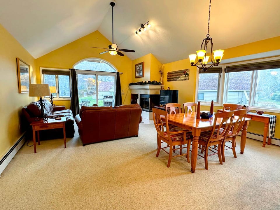 FV36 Sunny and homey Fairway Village Townhome right on the Mount Washington Hotel golf course AC House in Bretton Woods