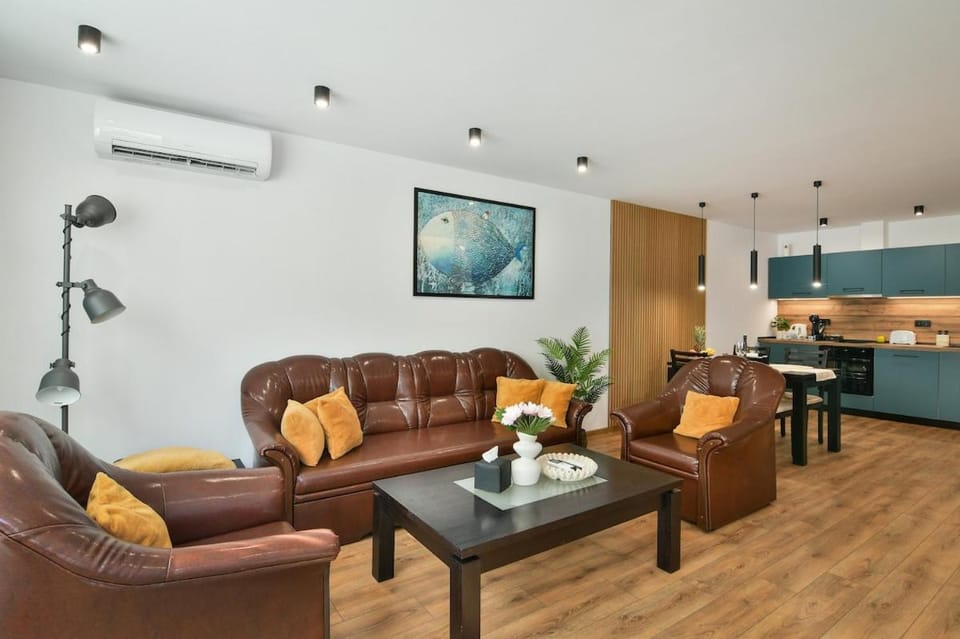 TV and multimedia, Kitchen or kitchenette, Living room, Seating area, Dining area, air conditioner