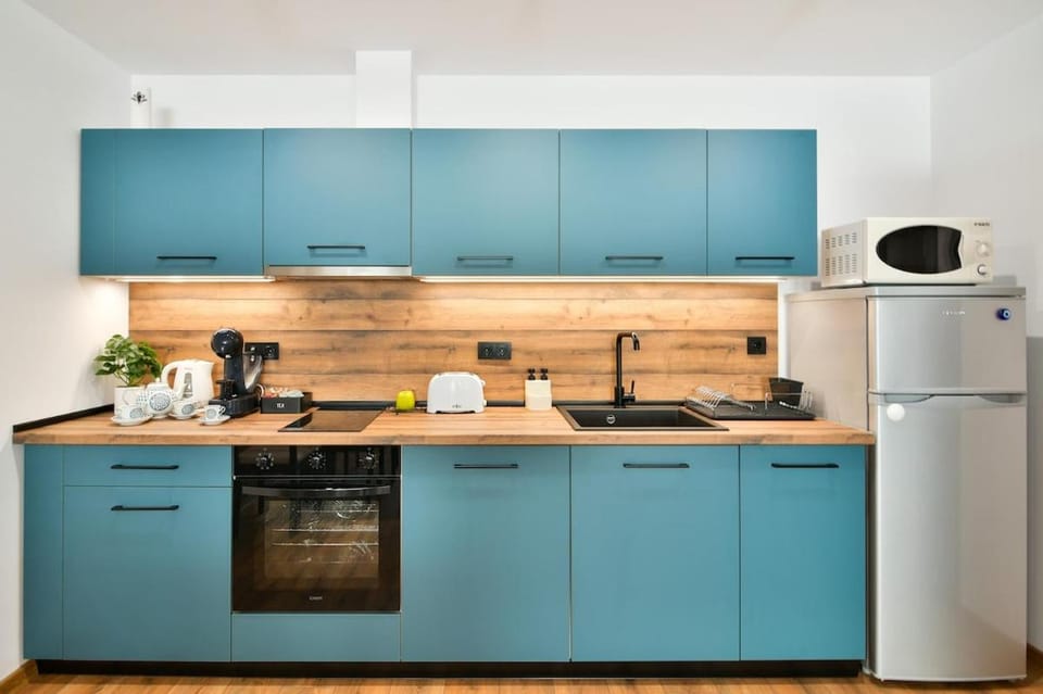 Coffee/tea facilities, Kitchen or kitchenette, dishwasher, oven, stove
