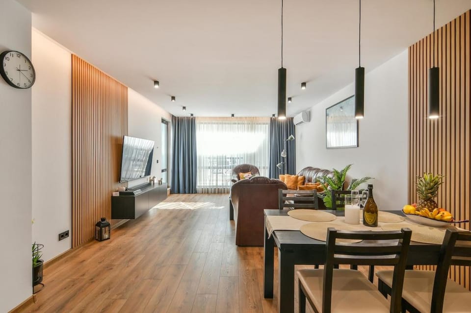 Communal lounge/ TV room, TV and multimedia, Living room, Photo of the whole room, Seating area, Dining area