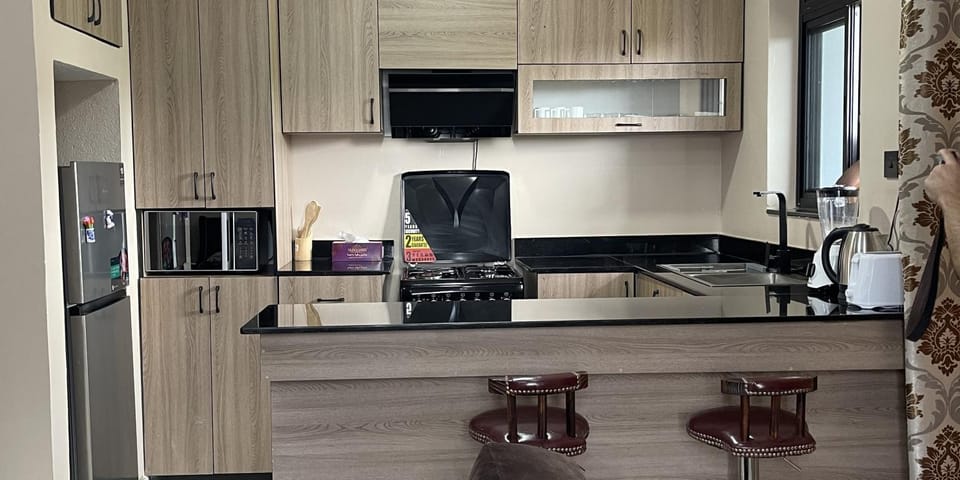 Coffee/tea facilities, Kitchen or kitchenette, oven, stove, toaster