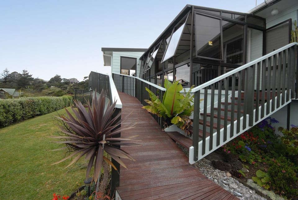 Property building, Facade/entrance, Day