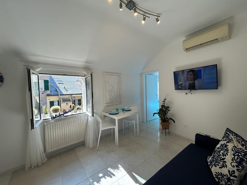 TV and multimedia, Living room, Seating area, Dining area, air conditioner