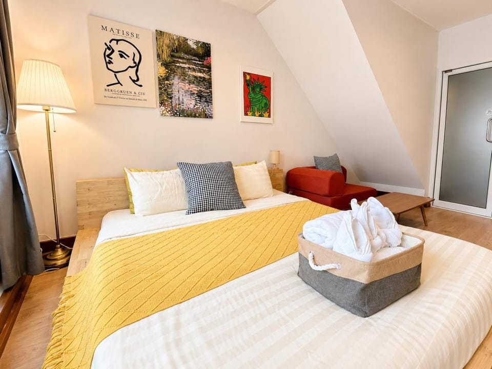 Bed, Bedroom, towels