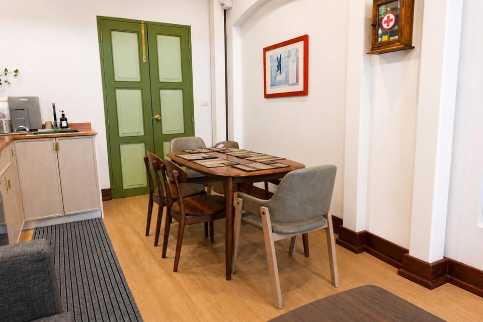 Seating area, Dining area