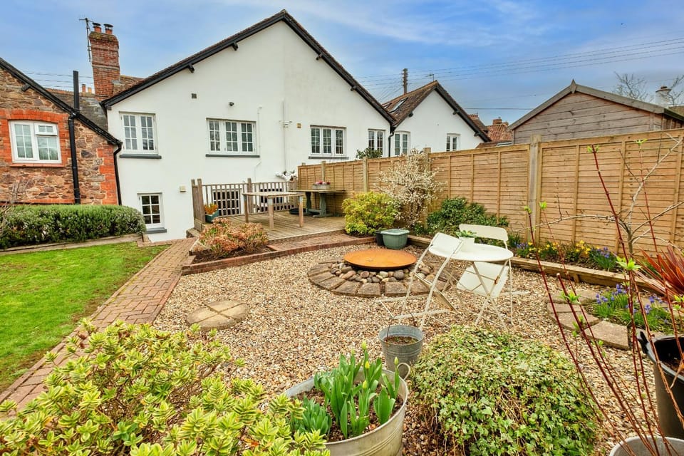 Property building, Patio, Spring, Day, Garden, Garden view