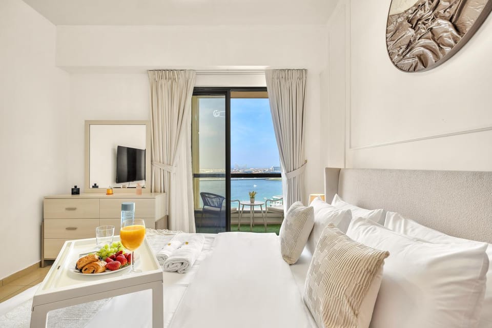 Bed, TV and multimedia, Food and drinks, Photo of the whole room, Bedroom