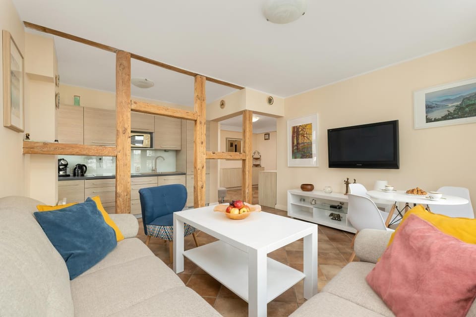 TV and multimedia, Kitchen or kitchenette, Living room, Seating area, oven