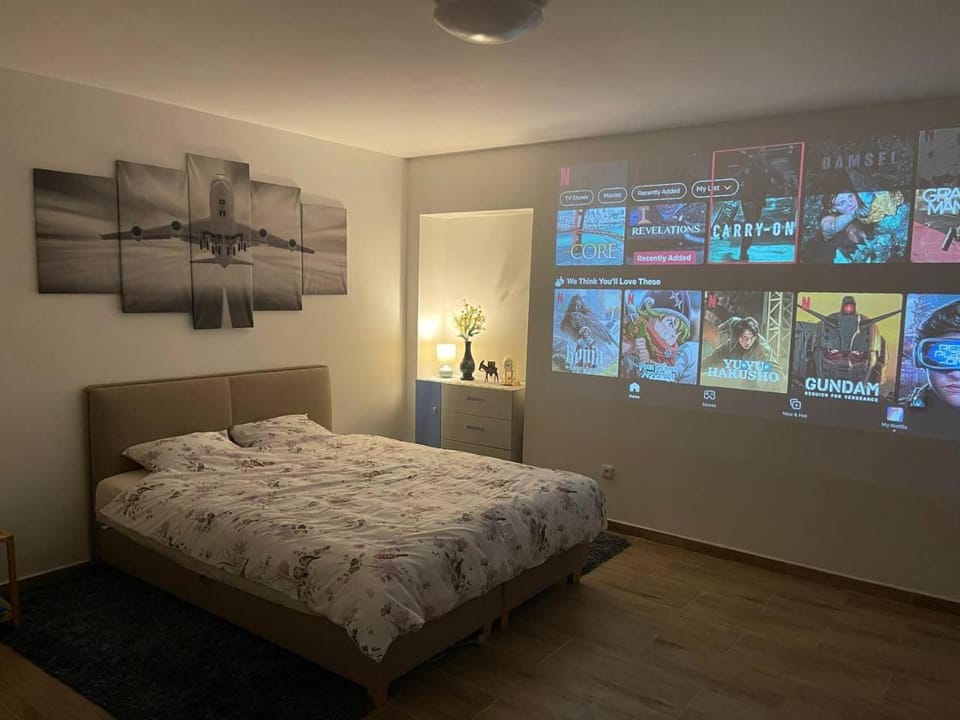 Bed, TV and multimedia, Photo of the whole room, Bedroom