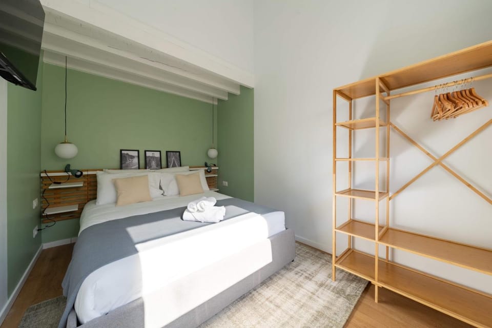 Air Nomad • Vancouver Bed and Breakfast in Valenciennes