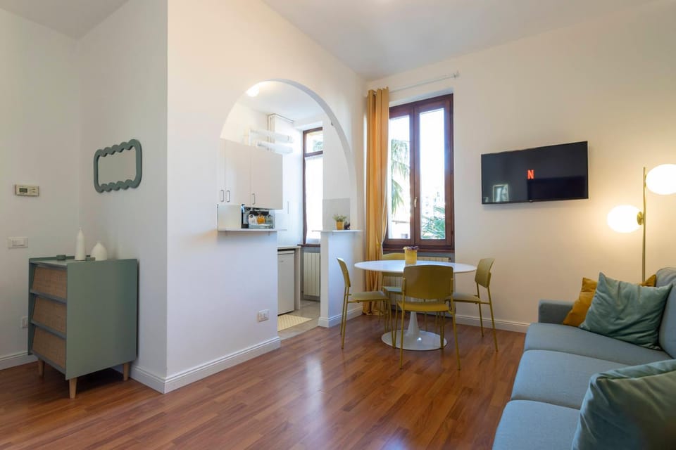 TV and multimedia, Kitchen or kitchenette, Living room, Seating area, Dining area