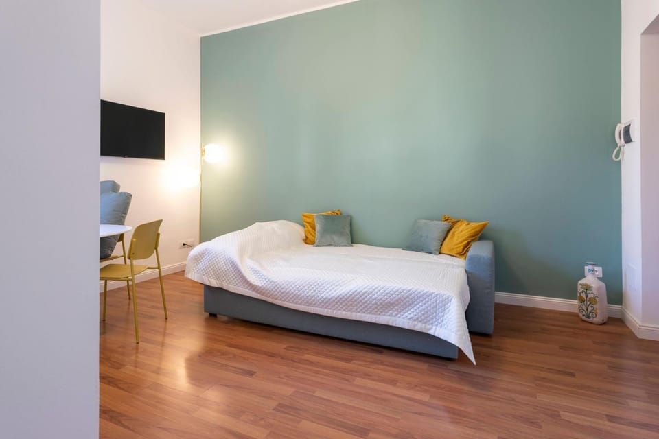 Bed, TV and multimedia, Photo of the whole room