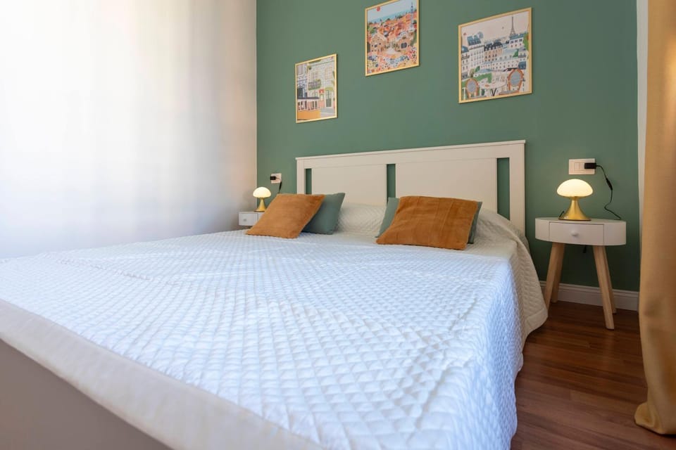 Bed, Photo of the whole room, Bedroom