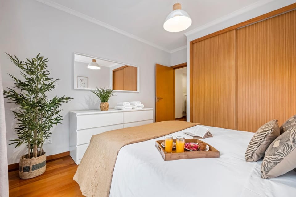 Bed, Bedroom, towels, wardrobe