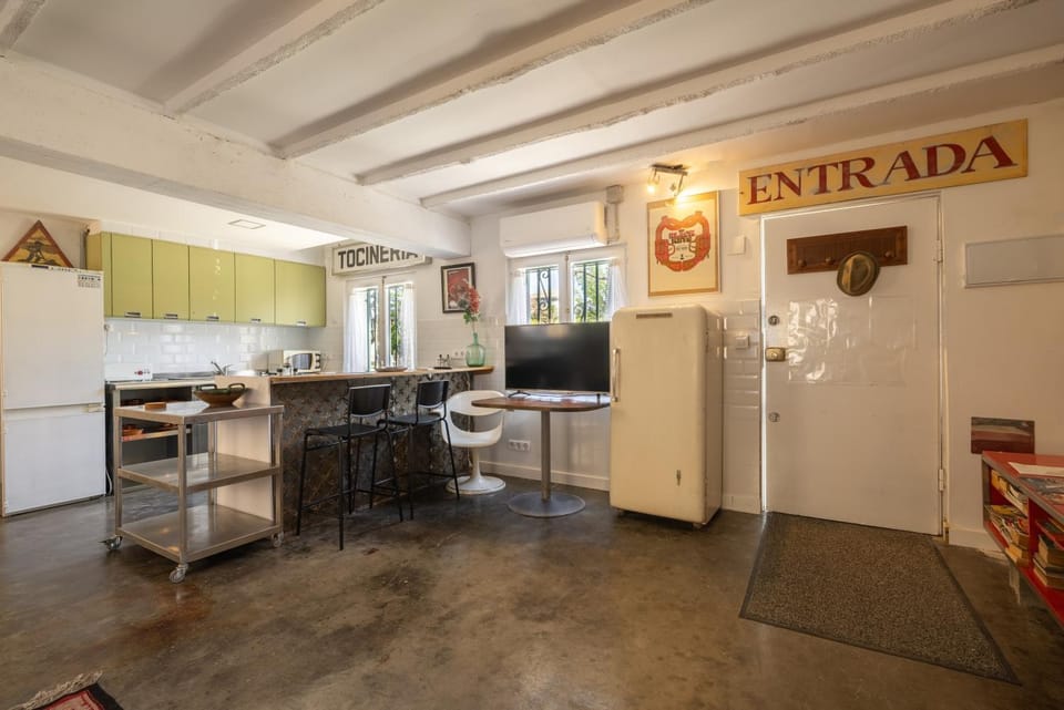 Property building, Kitchen or kitchenette, Living room