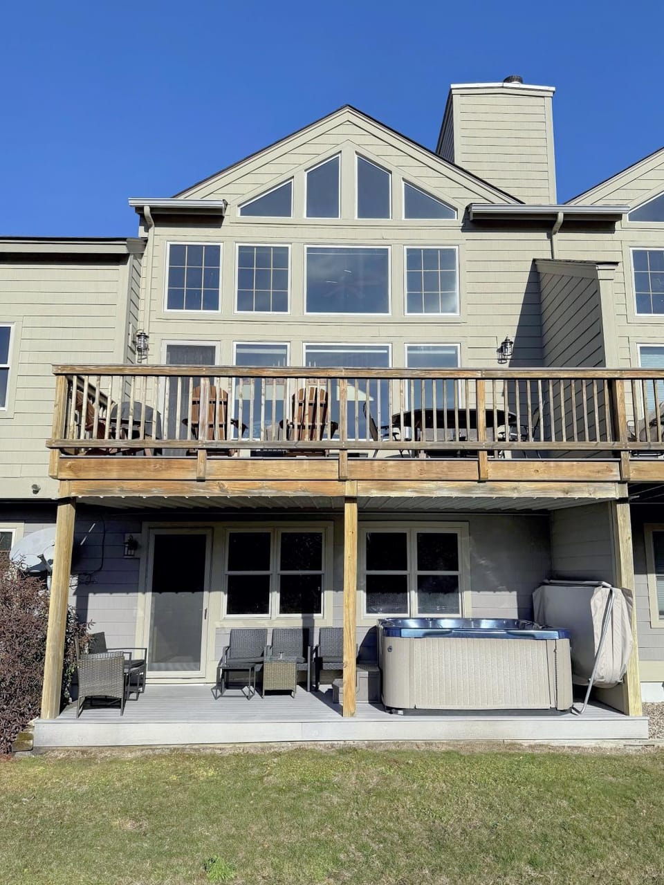 SH4 Bretton Woods condo with Hot Tub next to skiing and Mt Washington Hotel ski slopes views House in Carroll