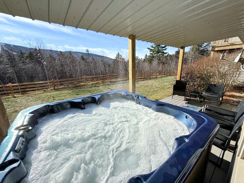 SH4 Bretton Woods condo with Hot Tub next to skiing and Mt Washington Hotel ski slopes views House in Carroll