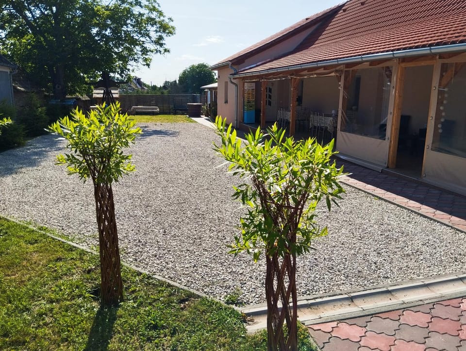 Kamilla Apartmanház Somogyudvarhely OLYANMINTOTTHONCSAKMÉGJOBB Apartment in Hungary
