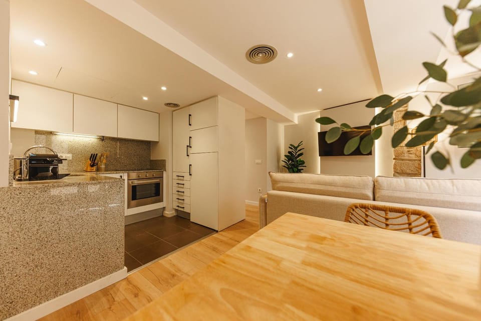 Kitchen or kitchenette, Dining area, oven