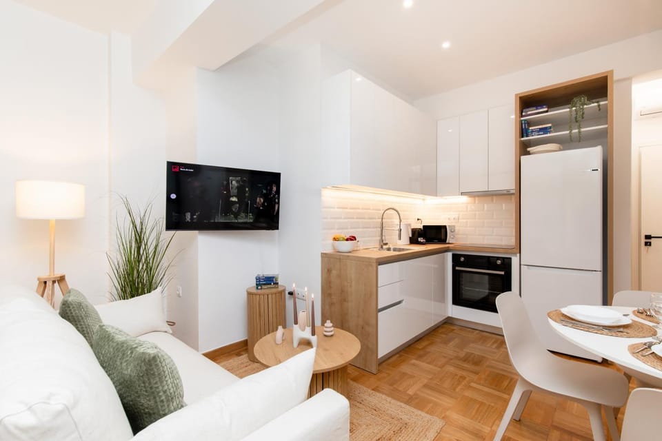 TV and multimedia, Coffee/tea facilities, Kitchen or kitchenette, Living room, Seating area, Dining area, oven