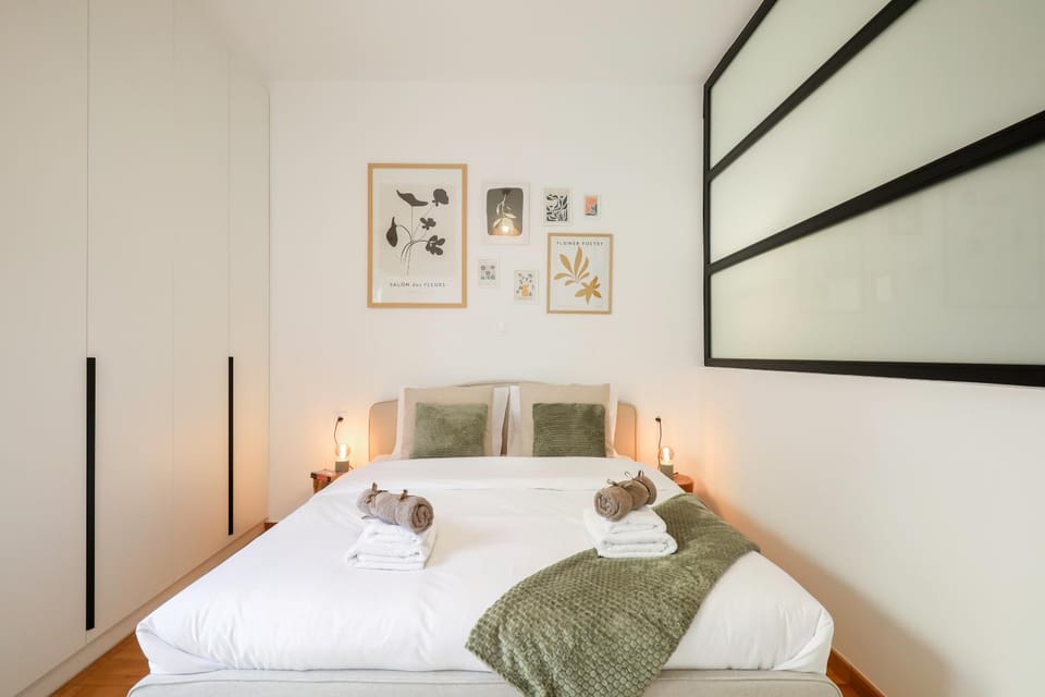 Bed, Photo of the whole room, Bedroom, towels
